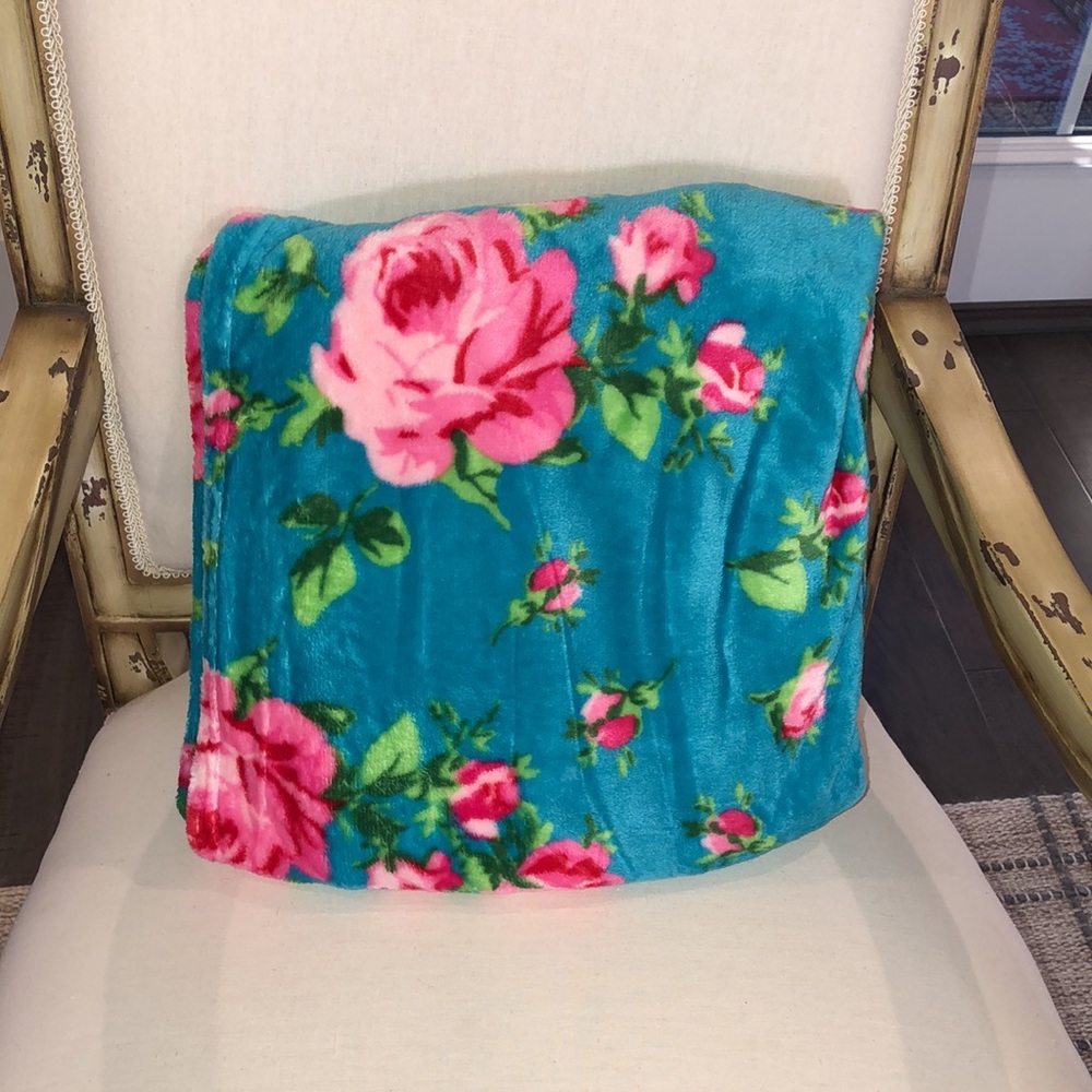 ✨NWT✨ Betsey Johnson ❗️SALE❗️Floral Rose Oversized Plush Throw Blanket - Picture 8 of 11